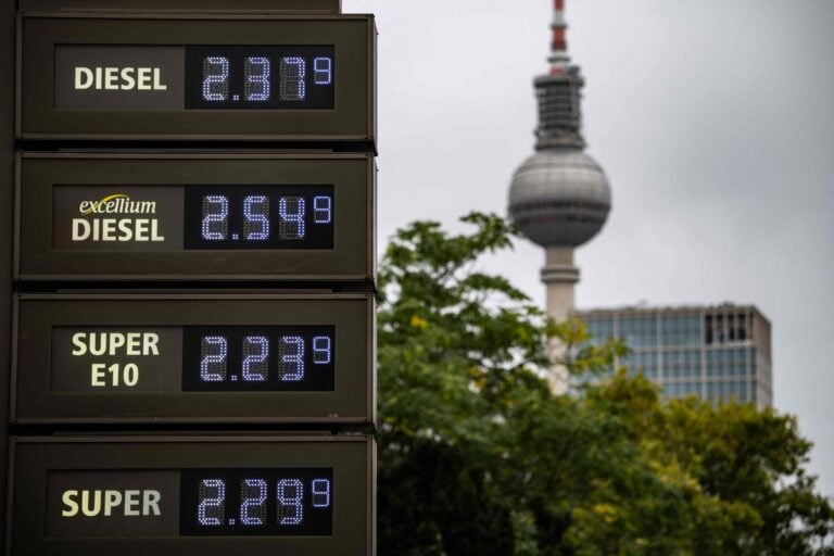 A digital billboard displays fuel prices at a petrol station in Berlin. / AFP / LEHTIKUVA / JOHN MACDOUGALL