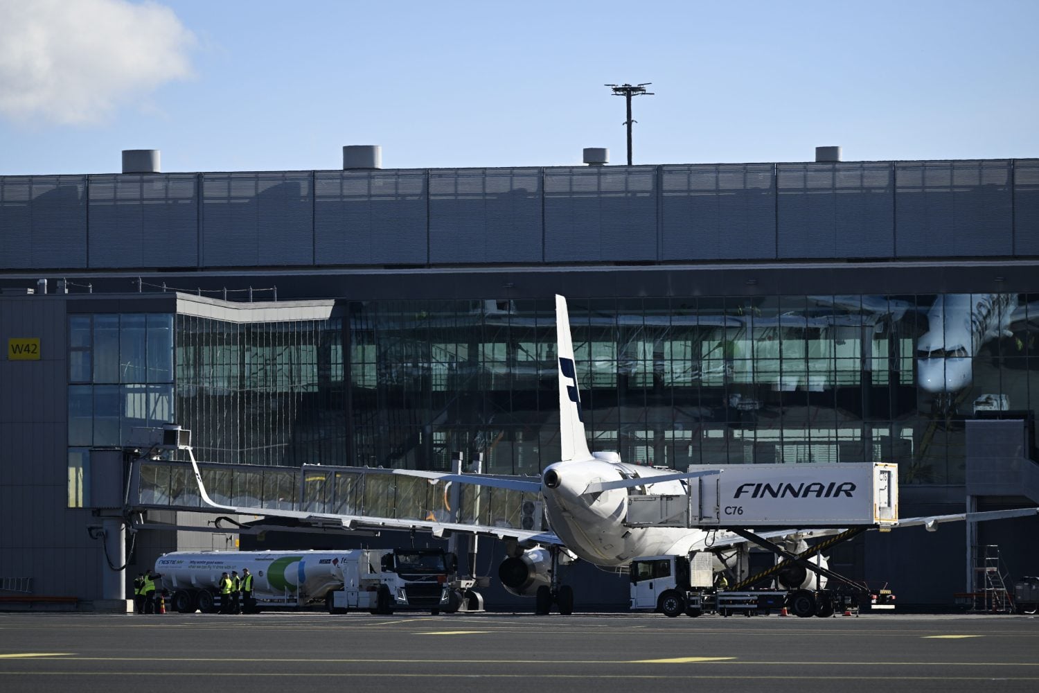 Finnairin lentokone Helsinki-Vantaan lentokentällä lokakuussa 2026. / LEHTIKUVA / EMMI KORHONEN