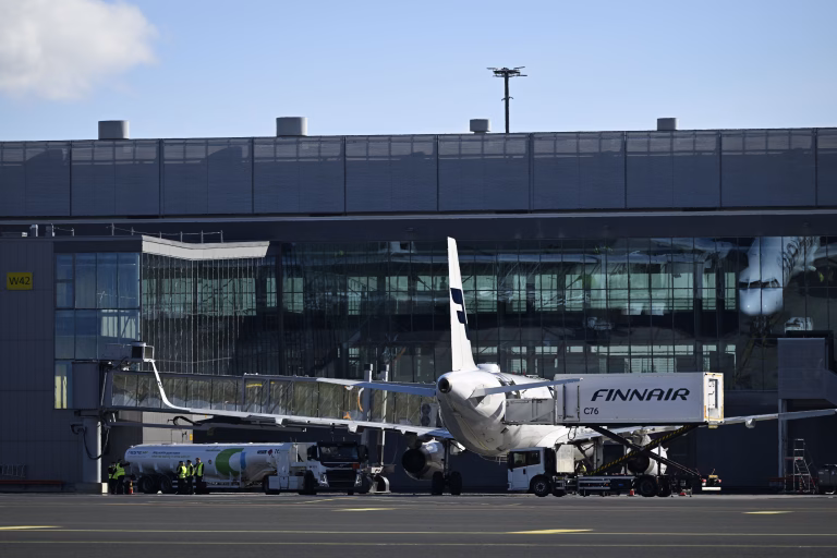Finnairin lentokone Helsinki-Vantaan lentokentällä lokakuussa 2026. / LEHTIKUVA / EMMI KORHONEN