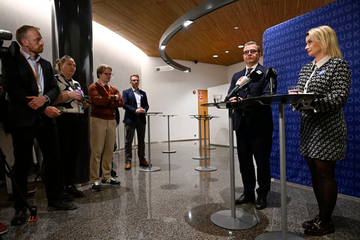 Kokoomuksen puheenjohtaja, pääministeri Petteri Orpo ja puoluesihteeri Maggie Keskinen Helsingissä 3. lokakuuta. / LEHTIKUVA / EMMI KORHONEN