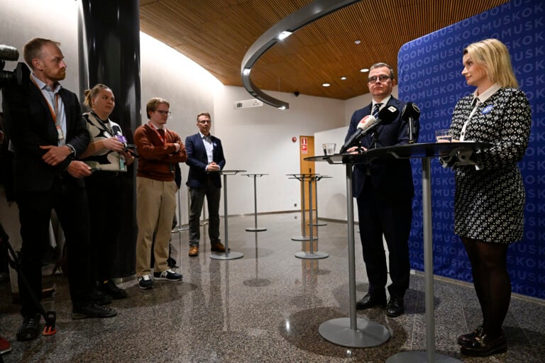 Kokoomuksen puheenjohtaja, pääministeri Petteri Orpo ja puoluesihteeri Maggie Keskinen Helsingissä 3. lokakuuta. / LEHTIKUVA / EMMI KORHONEN