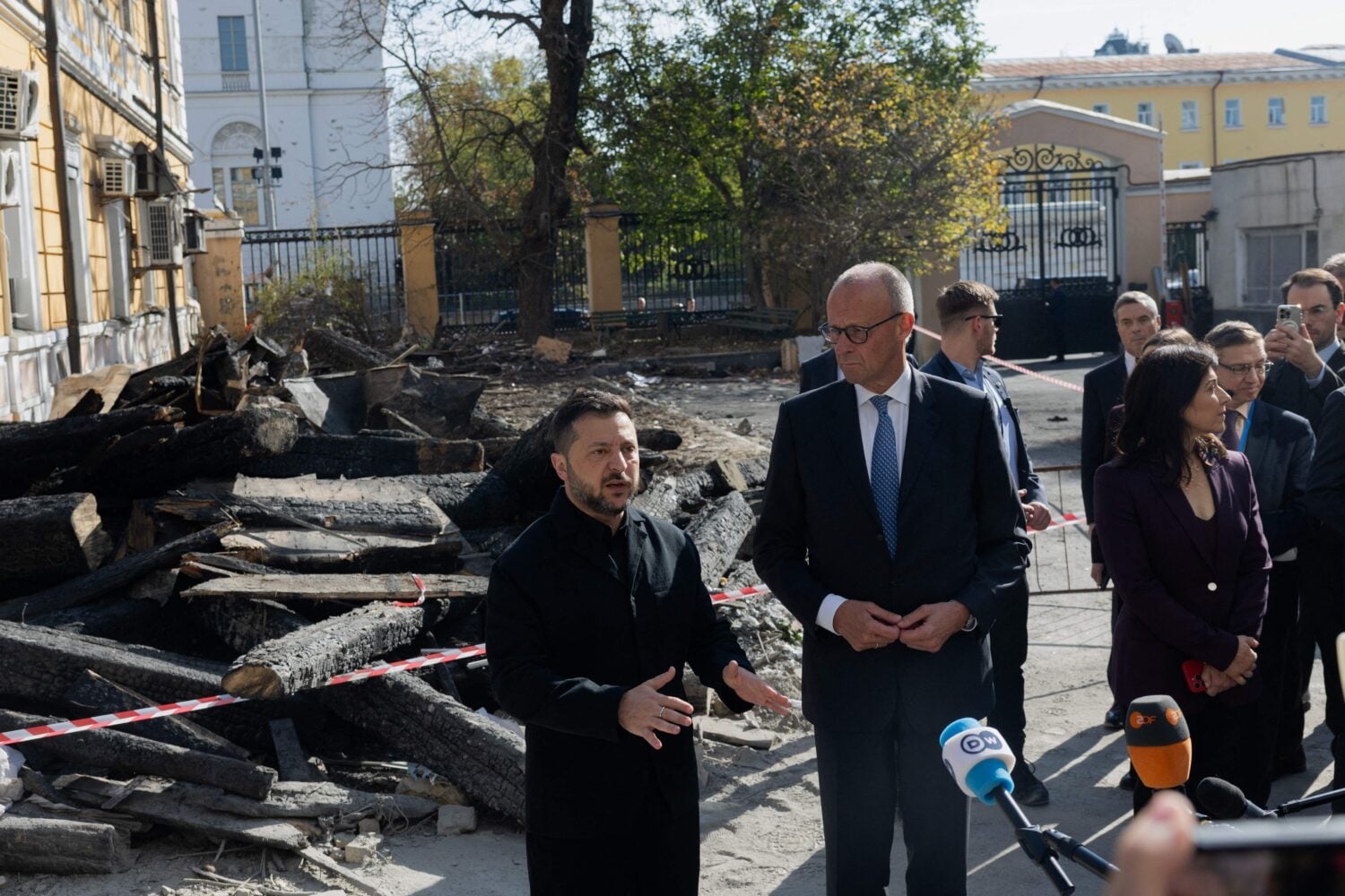 Ukrainan presidentti Volodymyr Zelenskyi ja Saksan liittokansleri Friedrich Merz Kiovassa sunnuntaina. AFP / LEHTIKUVA / TETIANA DZHAFAROVA