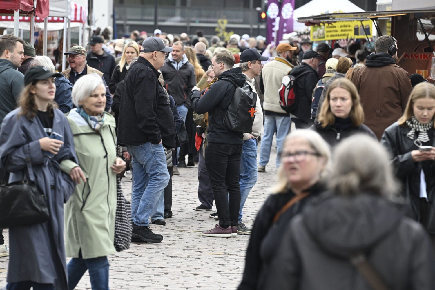 Ihmisiä Hakaniemen torilla. LEHTIKUVA / HEIKKI SAUKKOMAA