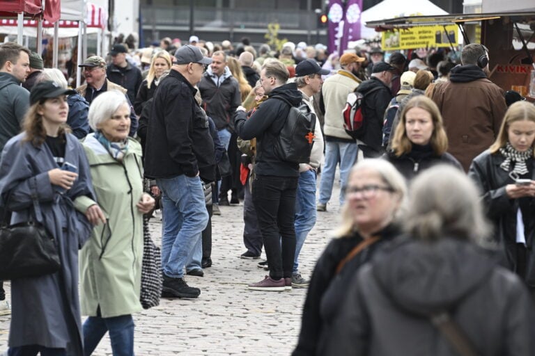 Ihmisiä Hakaniemen torilla. LEHTIKUVA / HEIKKI SAUKKOMAA
