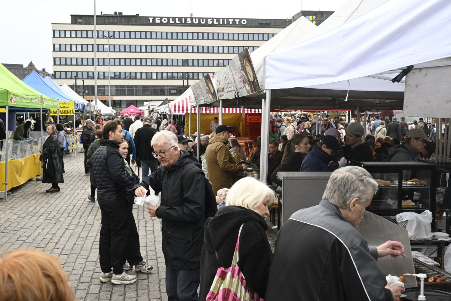 Ihmisiä Hakaniemen torilla Helsingissä. LEHTIKUVA / HEIKKI SAUKKOMAA