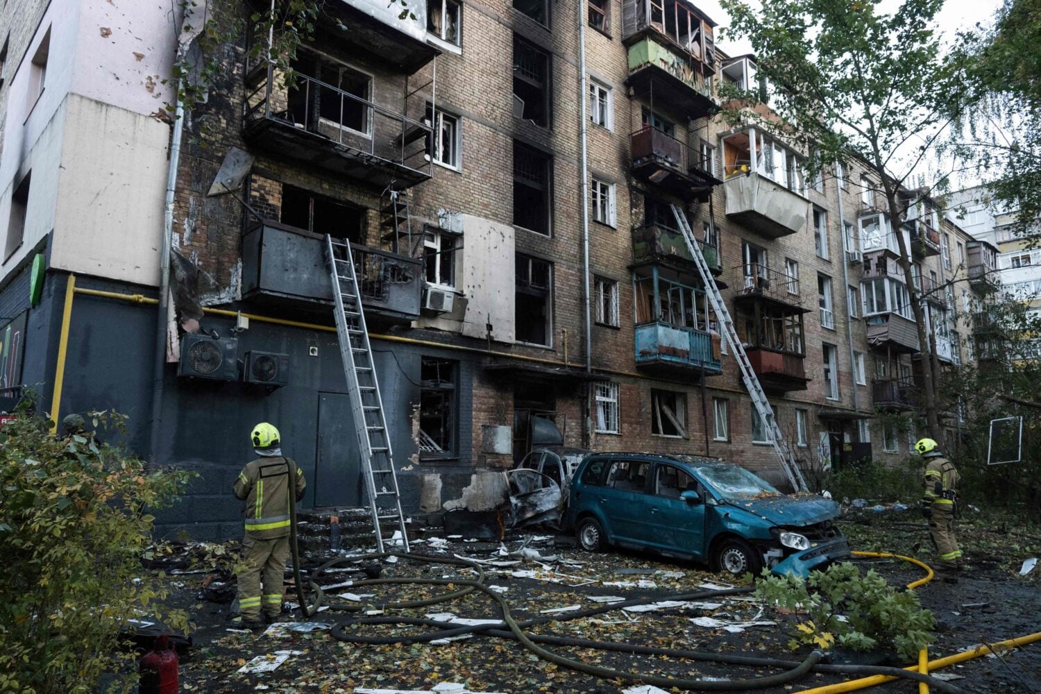 Pelastajia iskussa vaurioituneen kerrostalon luona Kiovassa. AFP / LEHTIKUVA / VLADYSLAV MUSIIENKO