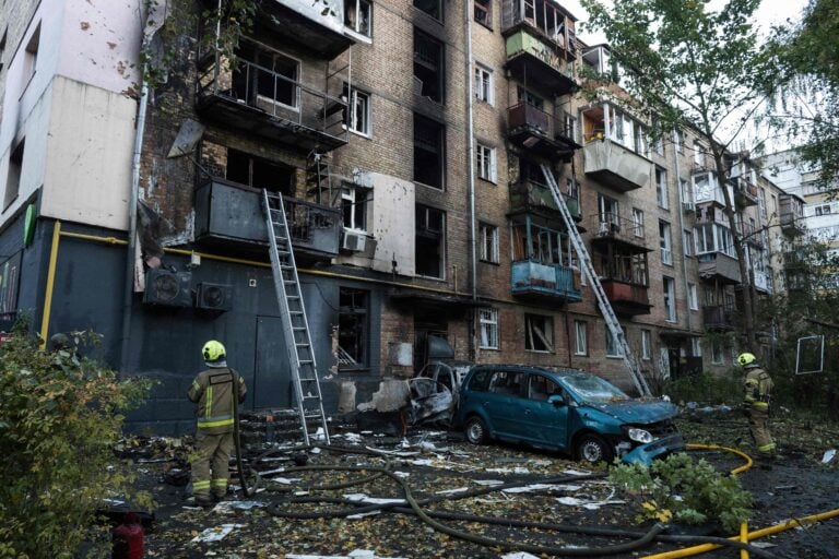 Pelastajia iskussa vaurioituneen kerrostalon luona Kiovassa. AFP / LEHTIKUVA / VLADYSLAV MUSIIENKO