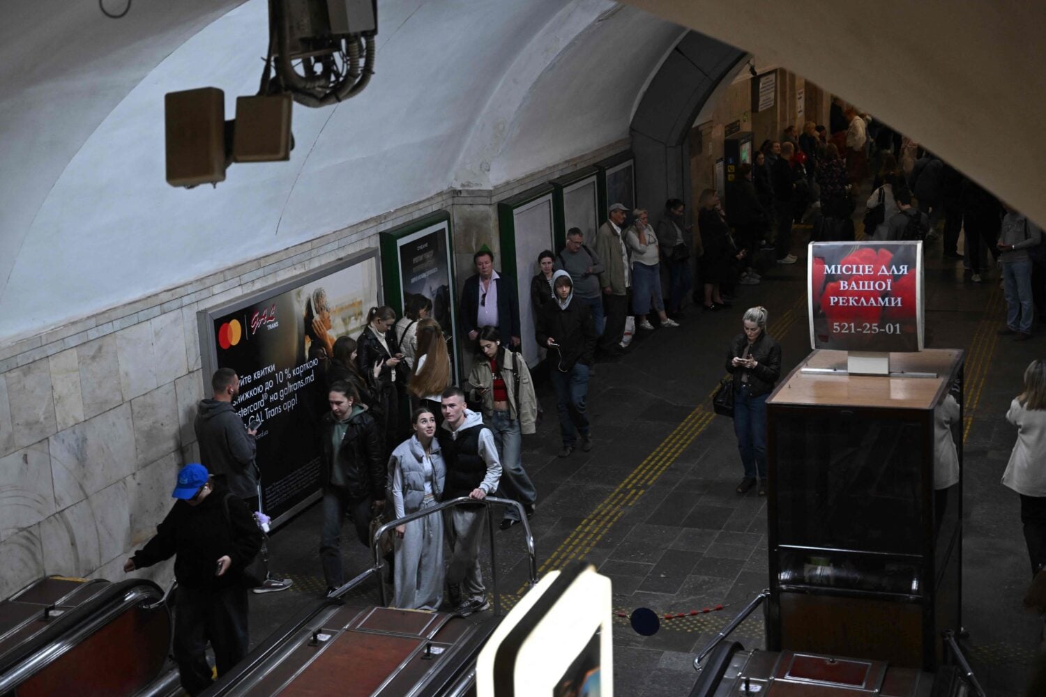 Matkustajat odottivat metroasemalla ilmahälytyksen aikana, kun metrojunat keskeyttivät liikennöinnin