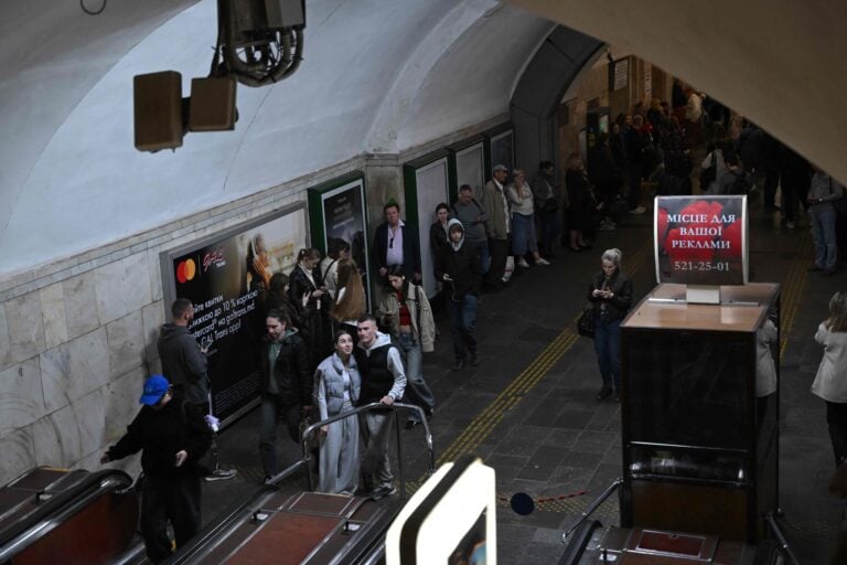 Matkustajat odottivat metroasemalla ilmahälytyksen aikana, kun metrojunat keskeyttivät liikennöinnin