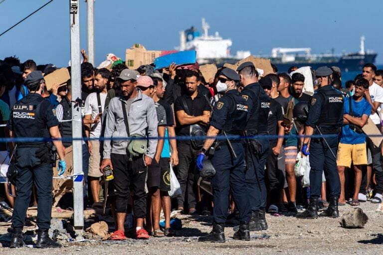 Ceutan siirtolaiskriisi ei ole vieläkään ratkennut. Siirtolaisia odottamassa ruokajakoa Ceutassa Pohjois-Afrikan rannikolla 7. lokakuuta.