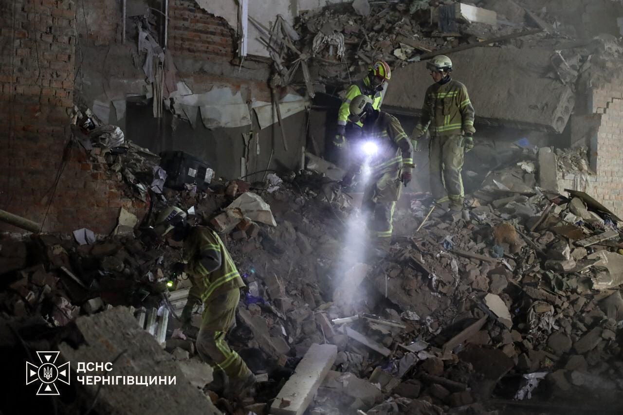 Ohjusiskun jälkeisiä pelastajia Ukrainan Prylukyssa asuintalon raunioissa 8. lokakuuta 2026. AFP PHOTO / UKRAINIAN EMERGENCY SERVICE / HANDOUT / LEHTIKUVA