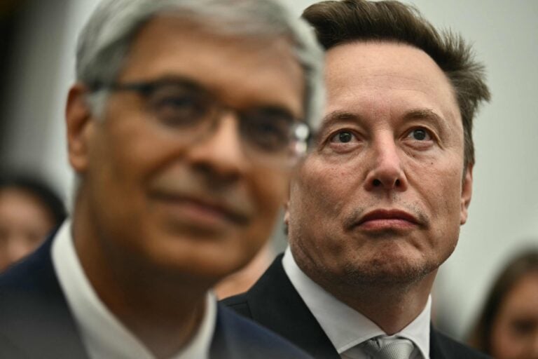 US Director of the National Institutes of Health Jayanta Bhattacharya and SpaceX CEO Elon Musk at the Institute of Peace in Washington, DC, on October 8, 2026. / AFP / LEHTIKUVA / KENT NISHIMURA