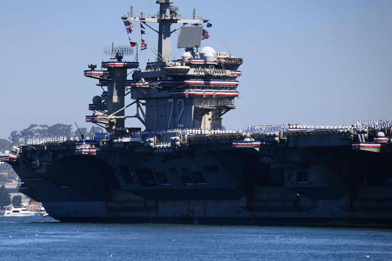 Yhdysvaltain laivaston lentotukialus USS Abraham Lincoln (CVN-72) saapuu North Islandin laivastotukikohtaan San Diegossa Kaliforniassa 8. lokakuuta 2026. AFP / LEHTIKUVA / DAVID SWANSON