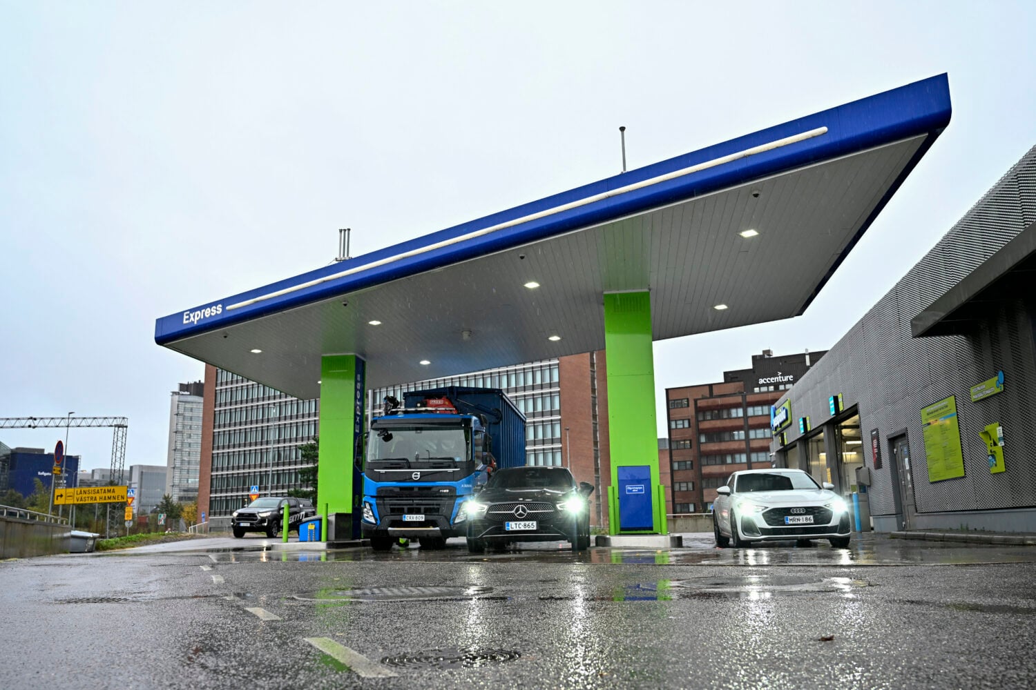 Tankkaajia Nesteen asemalla Helsingissä 9. lokakuuta.