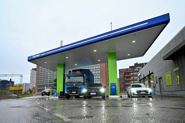 Tankkaajia Nesteen asemalla Helsingissä 9. lokakuuta.