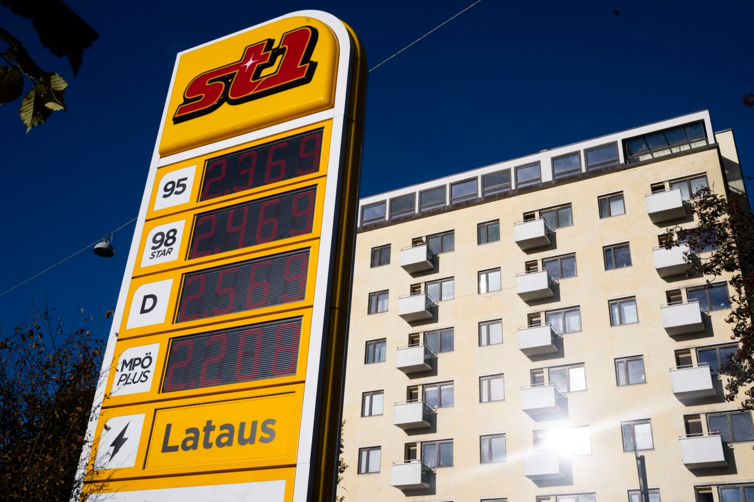 Fuel prices in Helsinki. / LEHTIKUVA / ANTTI AIMO-KOIVISTO