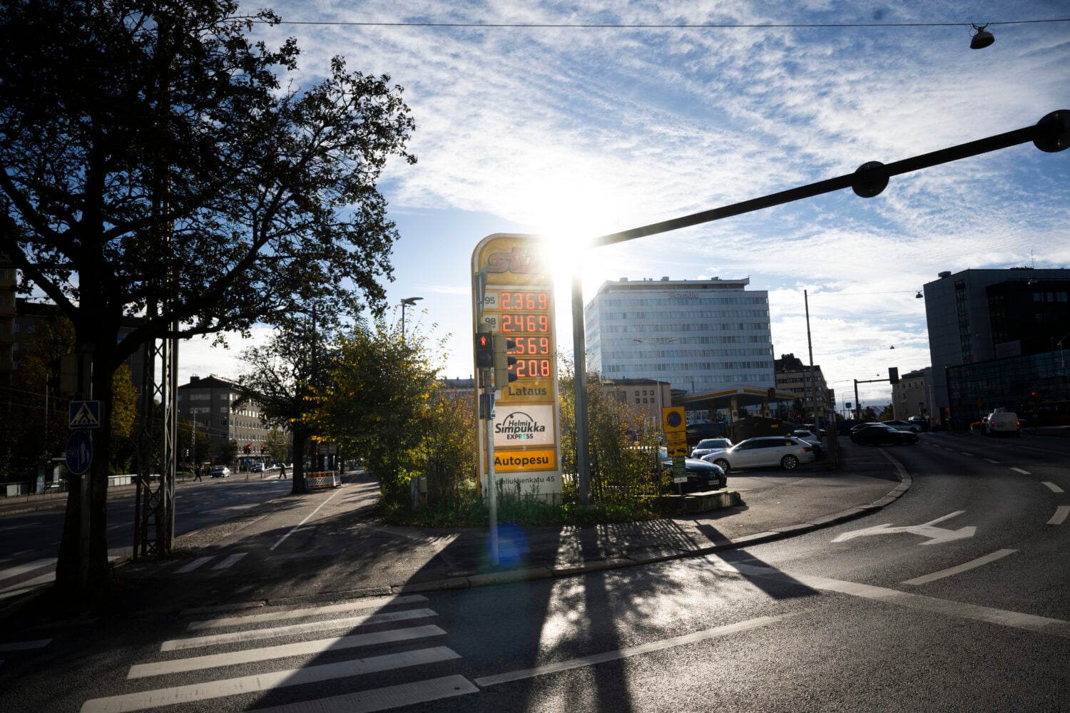 Polttonesteiden hintoja Tullinpuomin St1-asemalla Helsingissä 13. lokakuuta 2026. Hallituksen neuvotteluissa on pöydällä paketti, jolla tuettaisiin polttoaineiden korkeista hinnoista eniten kärsiviä autoilijoita., LEHTIKUVA / ANTTI AIMO-KOIVISTO