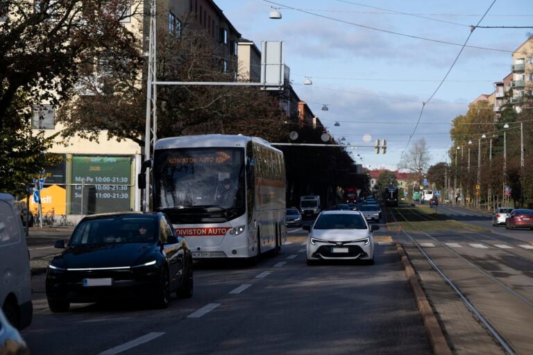 Virkamiehet esittävät autoilijoille uusia maksuja. LEHTIKUVA / ANTTI AIMO-KOIVISTO