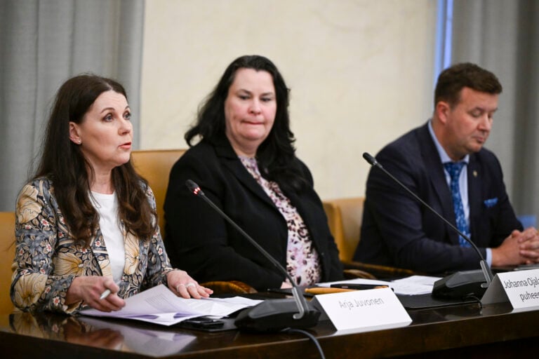 Kansanedustajat Arja Juvonen, puheenjohtaja Johanna Ojala-Niemelä ja Janne Jukola tarkastusvaliokunnan tiedotustilaisuudessa eduskunnassa 15. lokakuuta 2026. Tiedotustilaisuuden aiheena oli valmistuva valiokunnan mietintö aiheesta perusopetuksen oppimistulokset, mahdollisuuksien tasa-arvo ja rahoitus., LEHTIKUVA / ANTTI AIMO-KOIVISTO