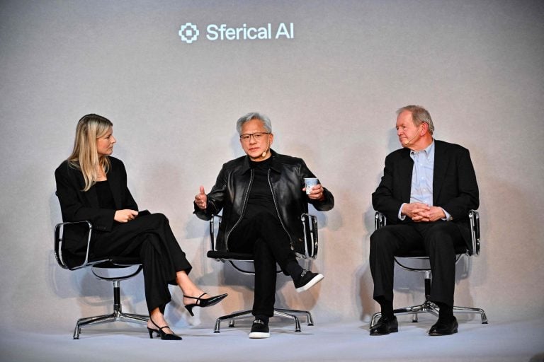 Teknologiayhtiö Nvidian perustajajäsen ja toimitusjohtaja Jensen Huang (keskellä) Tukholmassa lokakuussa.