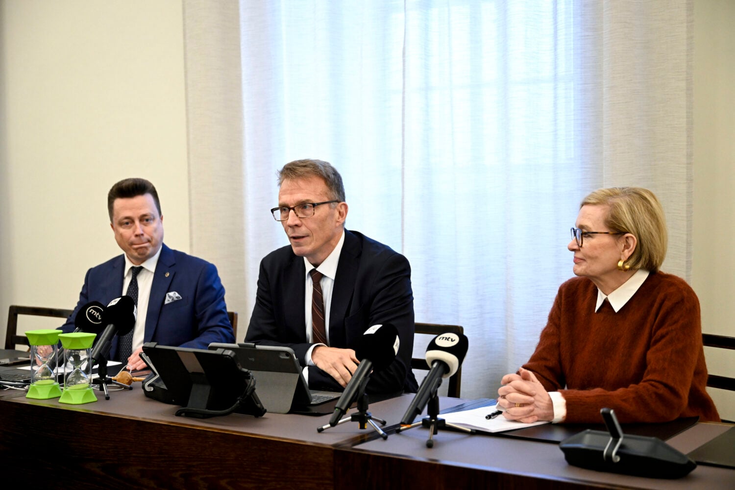 Kansanedustajat Atte Kaleva (vas.), Jukka Kopra ja Paula Risikko kokoomuksen eduskuntaryhmän tiedotustilaisuudessa eduskunnassa 16. lokakuuta 2026. Kokoomuksen eduskuntaryhmä julkaisi perjantaina maahanmuuttopoliittisen linjauksensa., LEHTIKUVA / EMMI KORHONEN