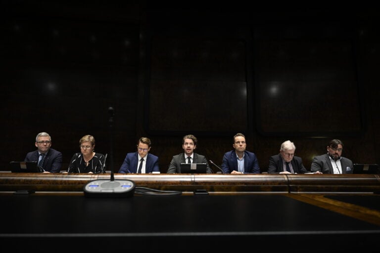 Perustuslakivaliokunnan puheenjohtaja Heikki Vestman tiedotustilaisuudessa eduskunnassa 16. lokakuuta 2026. / LEHTIKUVA / EMMI KORHONEN