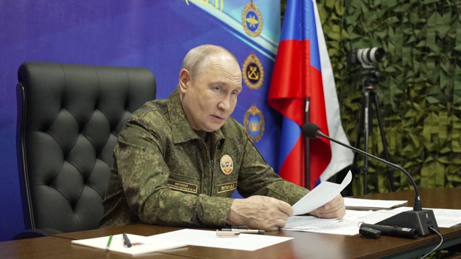 Vladimir Putin asepuvussa propagandakuvassa. AFP / LEHTIKUVA / HANDOUT