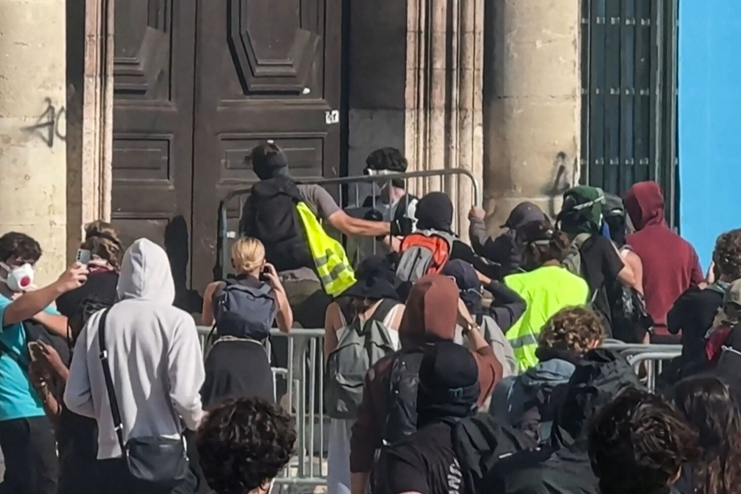 Mielenosoittajat yrittivät murtautua Marseillen kaupungintaloon 17. lokakuuta.