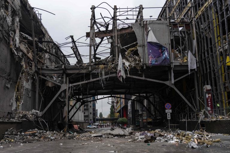 Venäjän iskuissa tuhoutunut ostoskeskus Kiovassa Ukrainassa. AFP / LEHTIKUVA / OLEKSII FILIPPOV