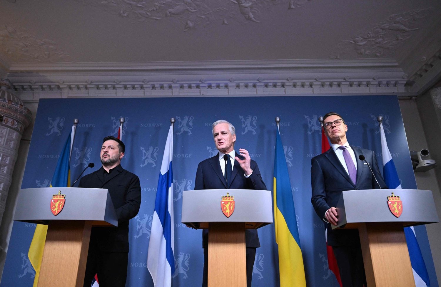 Ukrainan presidentti Volodymyr Zelenskyi, Norjan pääministeri Jonas Gahr Støre ja tasavallan presidentti Alexander Stubb pitivät tiedotustilaisuuden Ukrainaa koskeneen tapaamisen jälkeen 20. lokakuuta 2026. AFP / LEHTIKUVA / JONATHAN NACKSTRAND