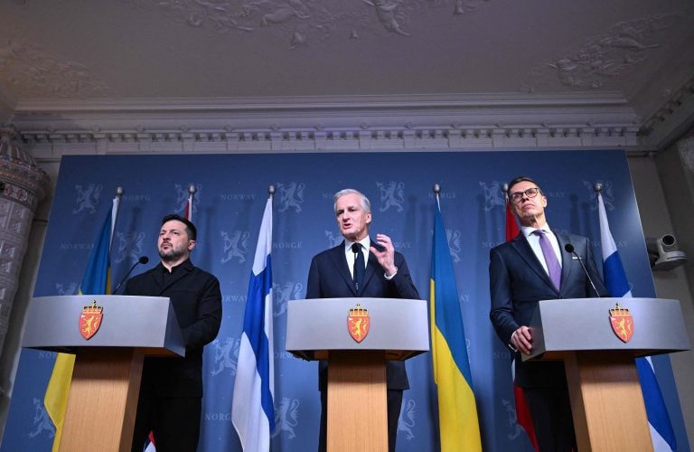 Ukrainan presidentti Volodymyr Zelenskyi, Norjan pääministeri Jonas Gahr Støre ja tasavallan presidentti Alexander Stubb pitivät tiedotustilaisuuden Ukrainaa koskeneen tapaamisen jälkeen 20. lokakuuta 2026. AFP / LEHTIKUVA / JONATHAN NACKSTRAND