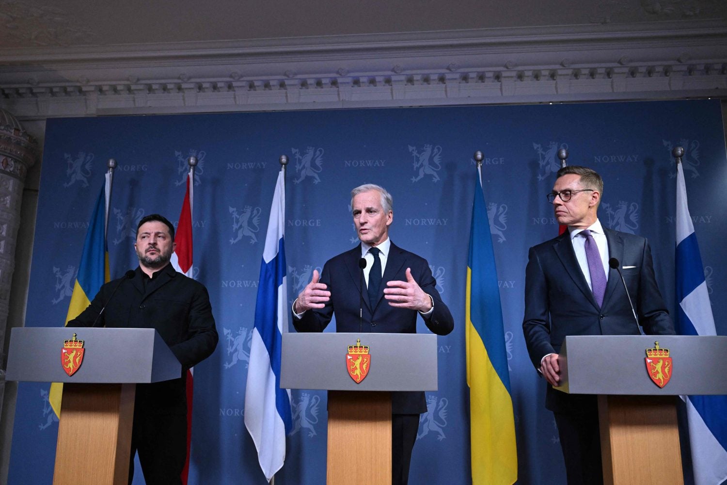 Ukrainan presidentti Volodymyr Zelenskyi, Norjan pääministeri Jonas Gahr Støre ja tasavallan presidentti Alexander Stubb pitivät yhteisen tiedotustilaisuuden Oslossa 20. lokakuuta 2026. AFP / LEHTIKUVA / JONATHAN NACKSTRAND