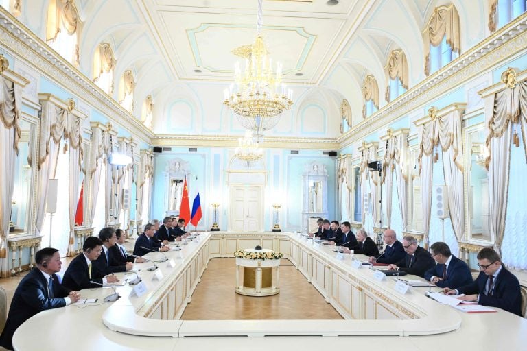 Vladimir Putinin ja pääministeri Li Qiangin seurueet Pietarissa 21. lokakuuta 2026. Sputnik, AFP / LEHTIKUVA / KRISTINA SOLOVJOVA