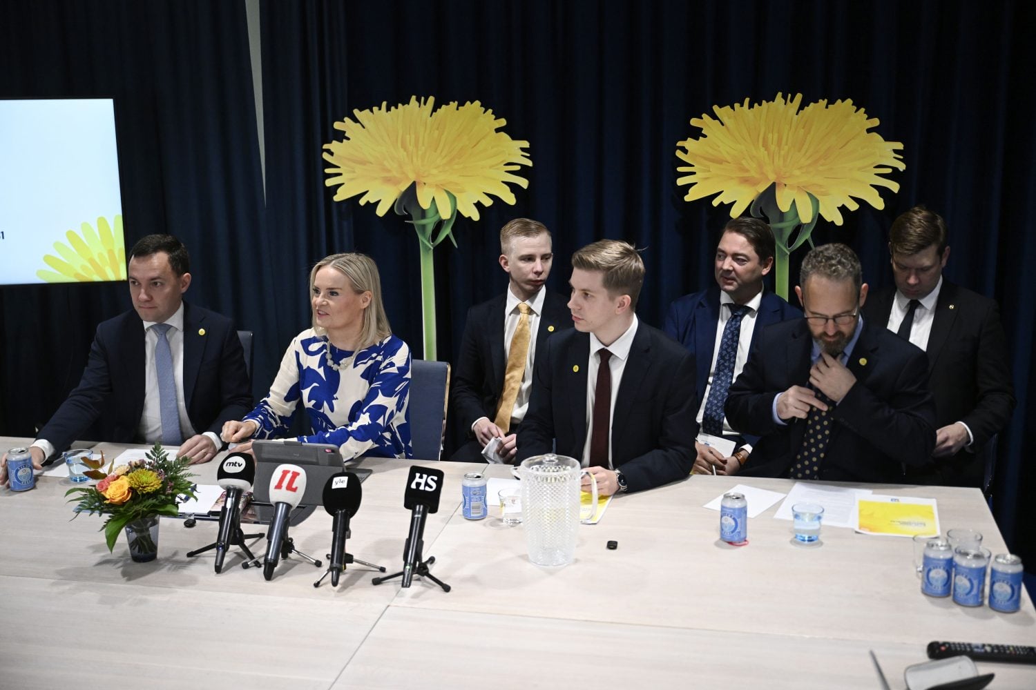 Perussuomalaisten Wille Rydman (vas.), puheenjohtaja Riikka Purra, Miko Bergbom, Joakim Wigelius, Ville Vähämäki ja Jani Mäkelä esittelivät puolueensa sopeutuslistan ensi vaalikaudelle Helsingissä 22. lokakuuta 2026., LEHTIKUVA / ANTTI AIMO-KOIVISTO