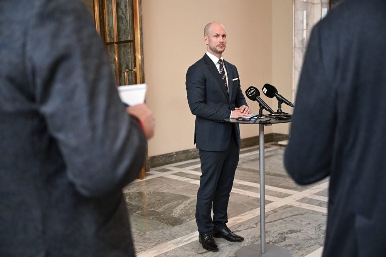 Velkajarrutyöryhmän puheenjohtaja, kansanedustaja Ville Valkonen (kok.) velkajarrutyöryhmän työn etenemistä ja työryhmän jatkoaikataulua käsittelevässä tiedotustilaisuudessa eduskunnassa Helsingissä 23. lokakuuta 2026., STR / LEHTIKUVA / MIKKO STIG