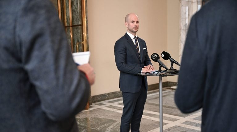 Velkajarrutyöryhmän puheenjohtaja, kansanedustaja Ville Valkonen (kok.) velkajarrutyöryhmän työn etenemistä ja työryhmän jatkoaikataulua käsittelevässä tiedotustilaisuudessa eduskunnassa Helsingissä 23. lokakuuta 2026., STR / LEHTIKUVA / MIKKO STIG