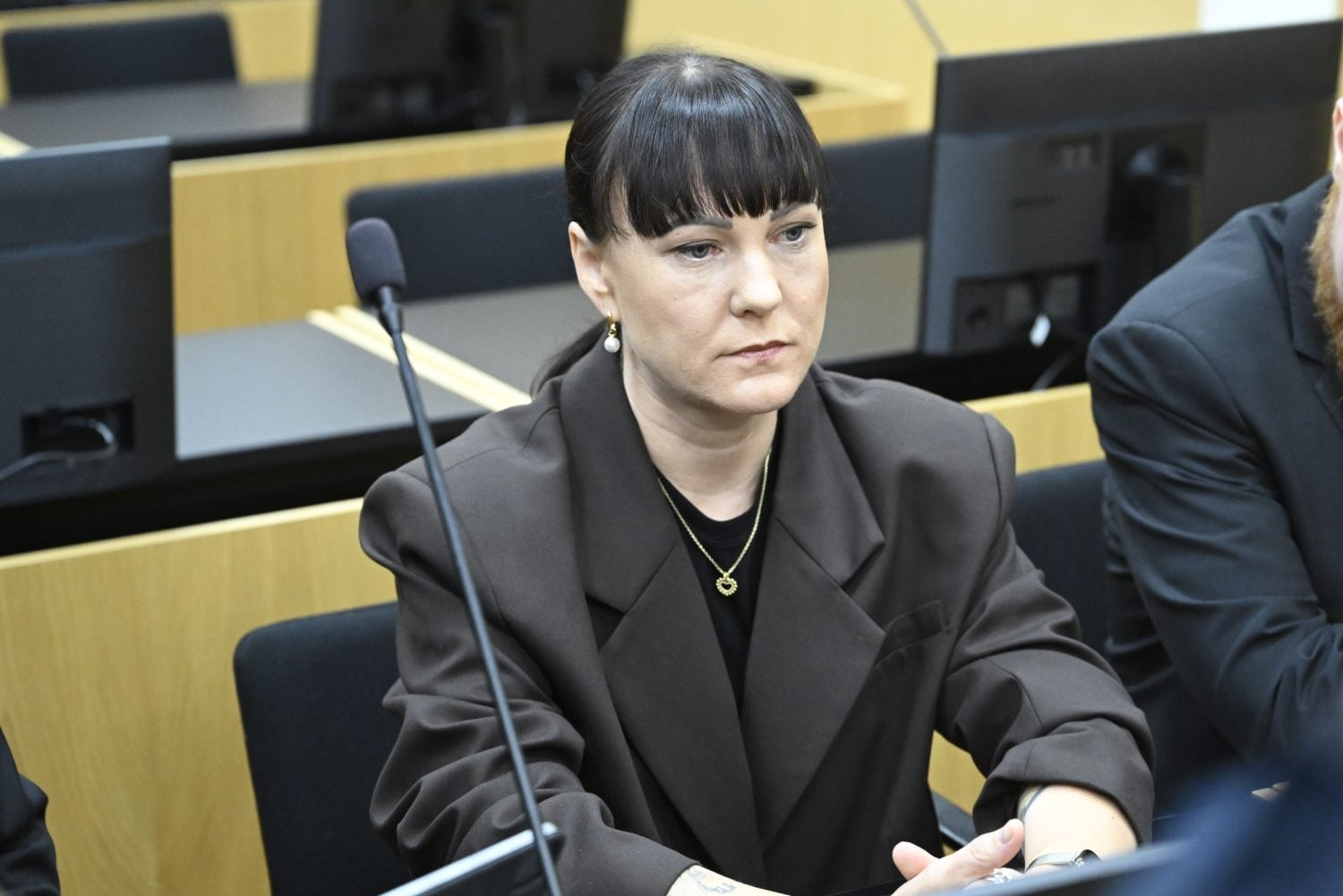 Laulaja Mira Luoti Länsi-Uudenmaan käräjäoikeudessa Espoossa 26. lokakuuta 2026. LEHTIKUVA / HEIKKI SAUKKOMAA