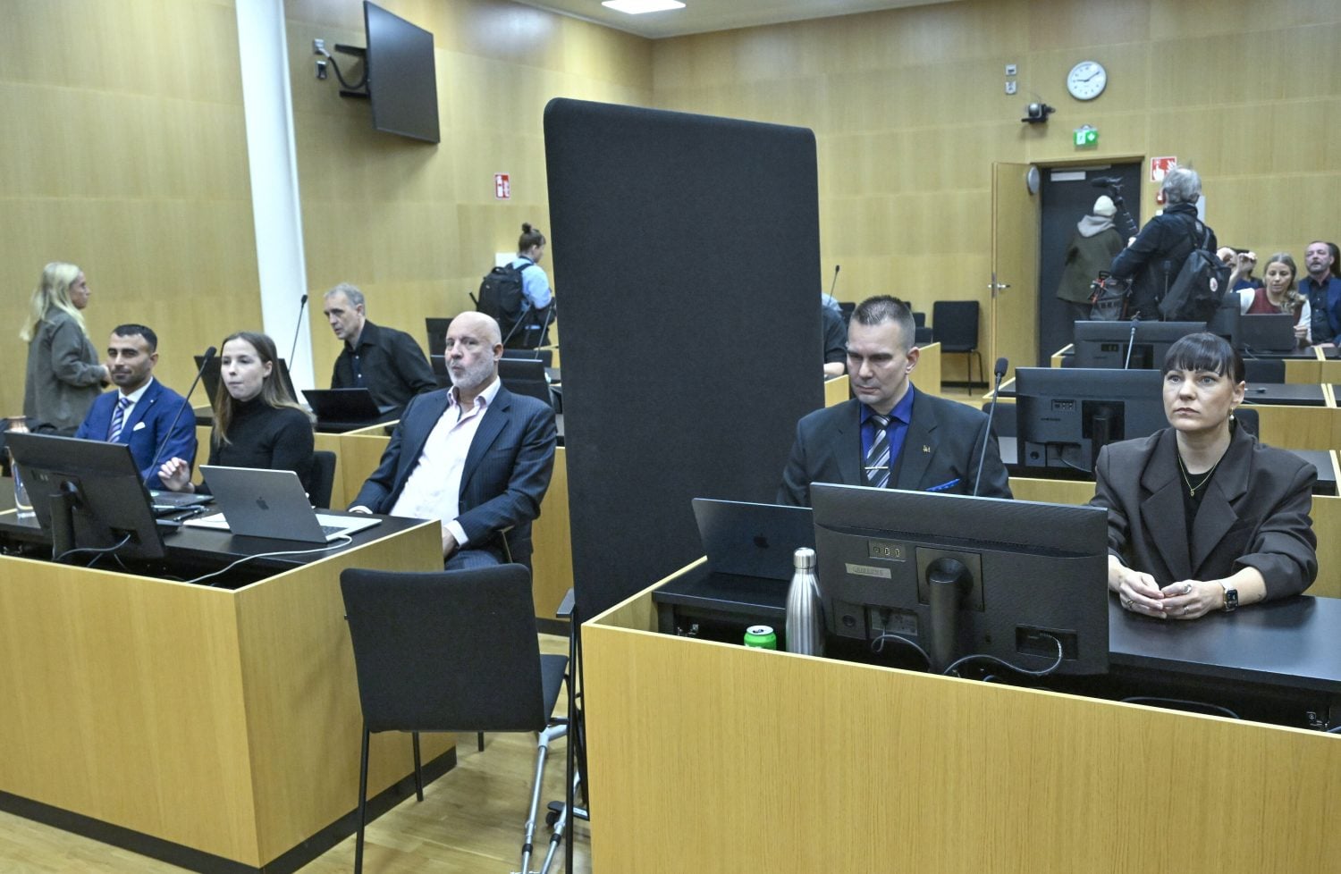 Vapaaottelija Makwan Amirkhani (vas.) ja laulaja Mira Luoti (oik.) Länsi-Uudenmaan käräjäoikeudessa Espoossa 26. lokakuuta 2026. LEHTIKUVA / HEIKKI SAUKKOMAA