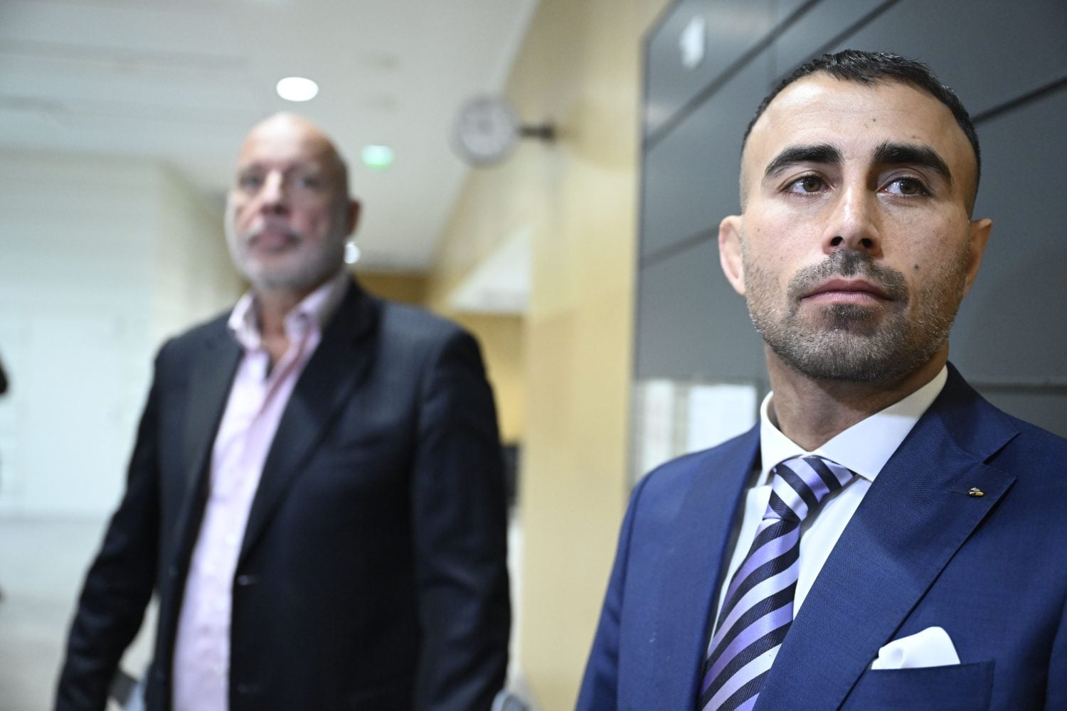 Makwan Amirkhani. Taustalla hänen oikeusavustajansa Kari Uoti. LEHTIKUVA / HEIKKI SAUKKOMAA