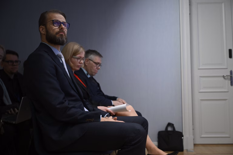VM:n budjettipäällikkö Mika Niemelä, vero-osaston ylijohtaja Terhi Järvikare ja kansliapäällikkö Juha Majanen mediatilaisuudessa 26. lokakuuta 2026. / LEHTIKUVA / ANTTI AIMO-KOIVISTO