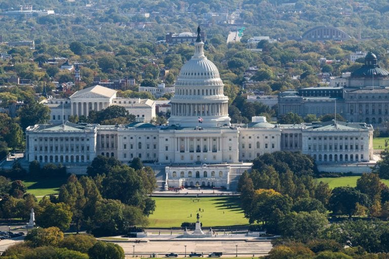 Yhdysvaltain kongressitalo Capitol Washingtonissa. Marraskuun 3. päivän välivaaleissa amerikkalaiset ratkaisevat, kumpi puolue hallitsee kongressia. AFP / LEHTIKUVA / SAUL LOEB