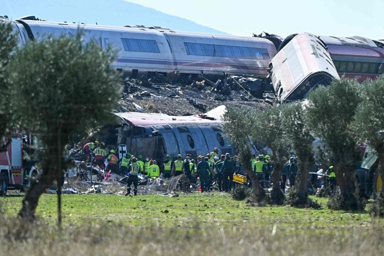 Pelastushenkilökuntaa onnettomuuspaikalla. AFP / LEHTIKUVA / JAVIER SORIANO