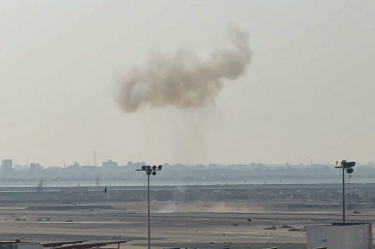 Savua nousee Jemenin Adenin lentokentältä Iranin tukemien huthikapinallisten tehtyä ohjusiskun sen lähialueelle 28. lokakuuta 2026. AFP / LEHTIKUVA / -