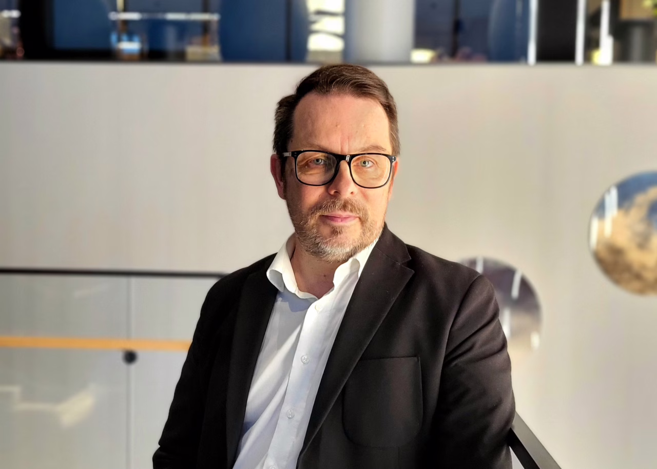 Tekoälykouluttaja Jukka Saksi on nähnyt asennemuutoksen aitiopaikalta. GRETA SAKSI