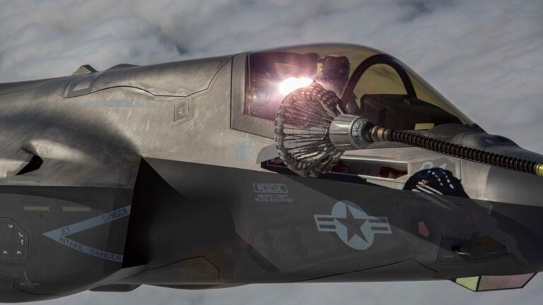 Yhdysvaltain merijalkaväen F-35-hävittäjä ilmatankkauksessa. USMC photo by Cpl. Leilani Cervantes