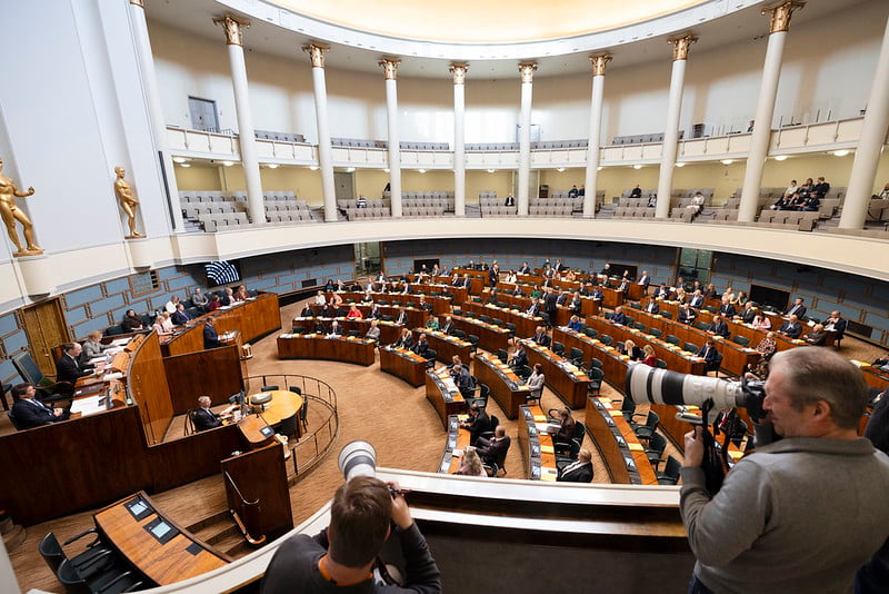 Valtioneuvosto nauttii eduskunnan luottamusta. Eduskuntatiedotus