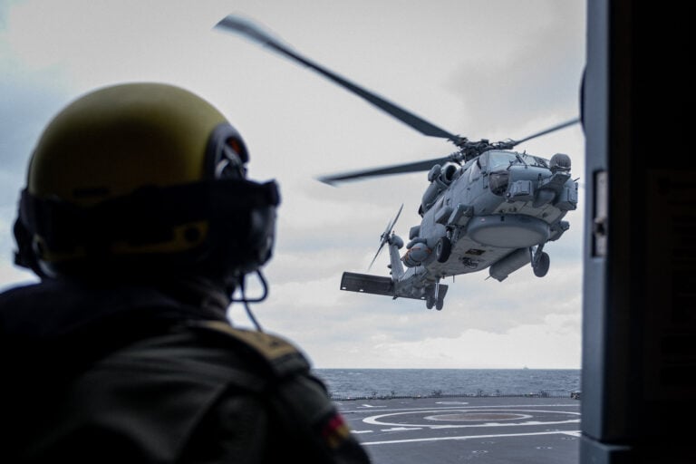 Helikopteri laskeutuu Saksan laivaston fregatti FGS Sachsen-Anhaltin kannelle harjoituksessa. / NATO