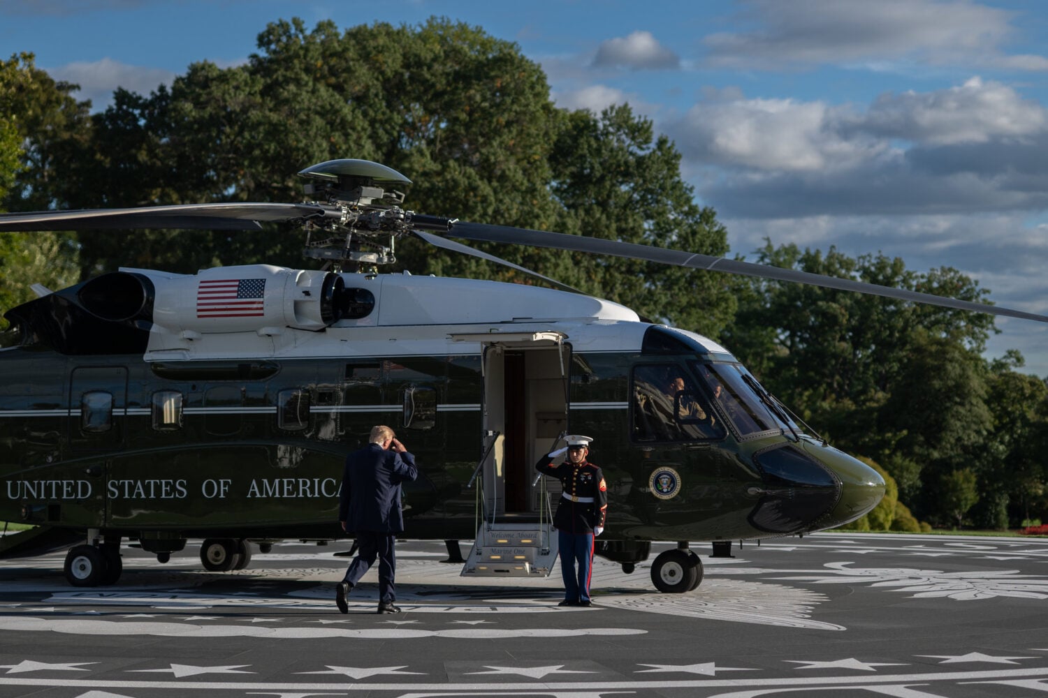 Donald Trump nousemassa Marine One -helikopterin kyytiin Valkoisen talon edustalla 12. lokakuuta. / White House / Molly Riley