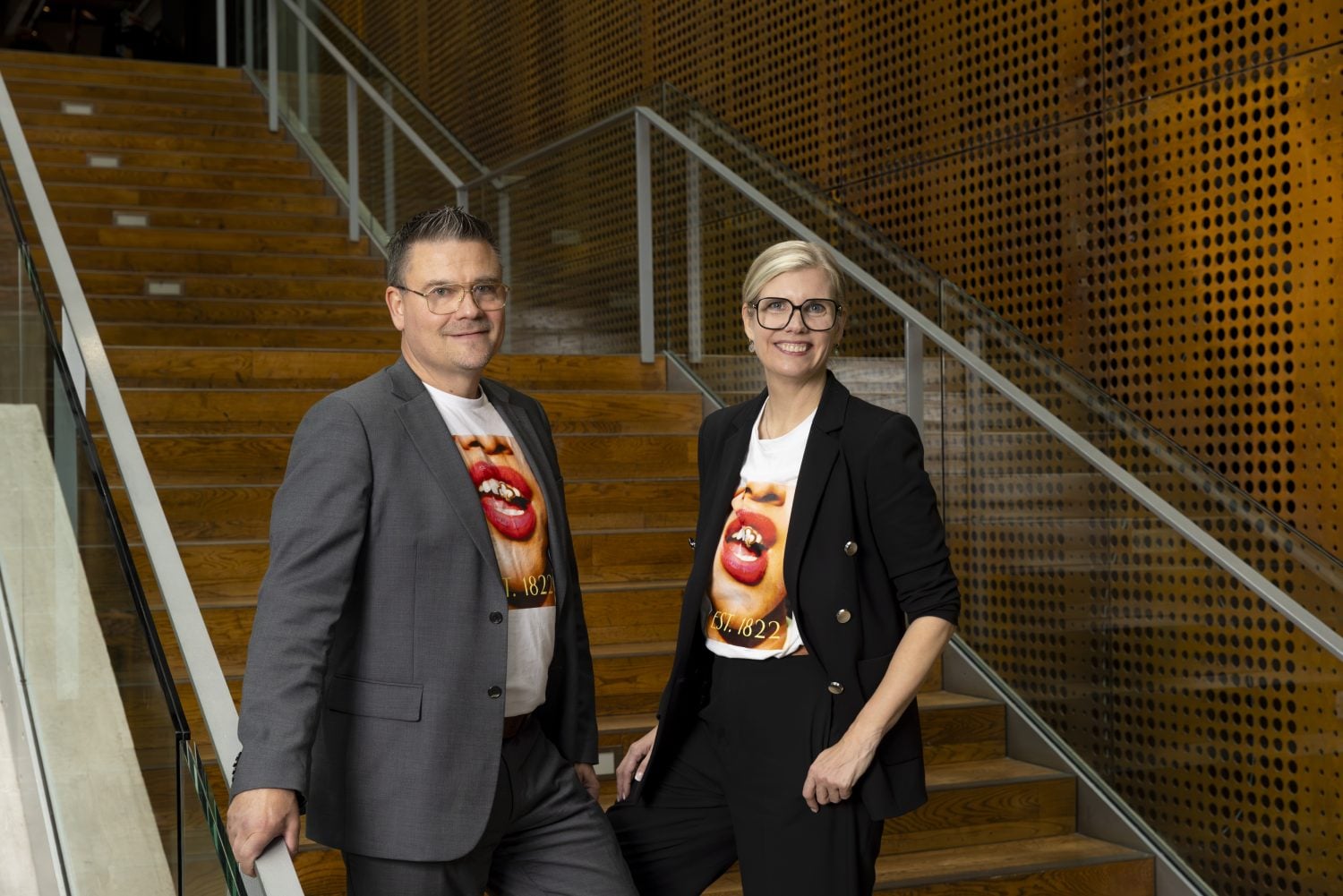 Kuvassa vasemmalla Länsi-Uudenmaan Säästöpankin toimitusjohtaja Samu Rouhe ja oikealla Aito Säästöpankin toimitusjohtaja Heini Piitulainen. Kuva: Riku Hasari