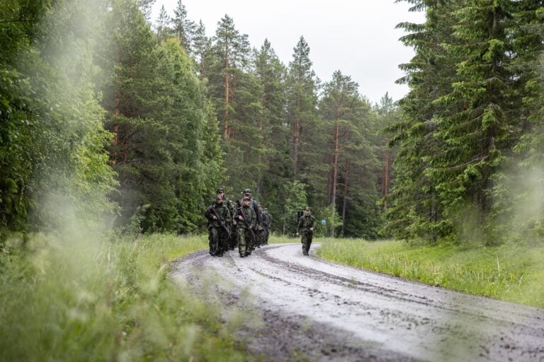 Kodinturvajoukkojen harjoitus Ruotsissa. / Hemvärnet